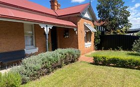 Merala A Cosy Cottage With Easy Stroll To Cbd